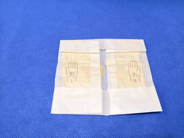 Пачка медицинских хирургических перчаток — стоковое фото
