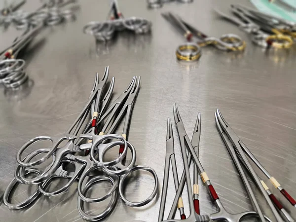 Masadaki Hemostatik Forseps 'in yakın plan resmi