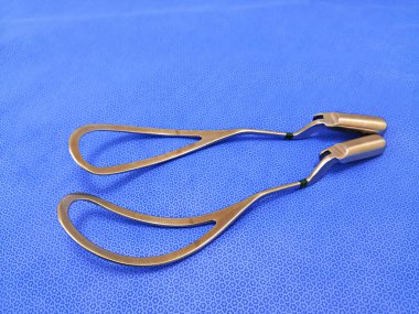 Obstetrik forseps veya Bebek Forseps 'in yakın çekim görüntüsü