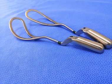 Obstetrik forseps veya Bebek Forseps 'in yakın çekim görüntüsü
