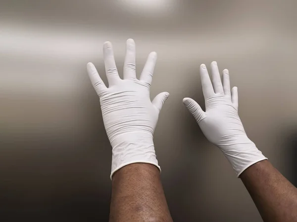 Крупный План Белых Стерильных Хирургических Перчаток Рукой — стоковое фото