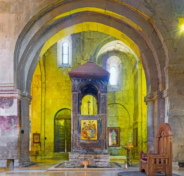 La sala de oración de la Catedral de Svetitskhoveli en Mtskheta — Foto de Stock