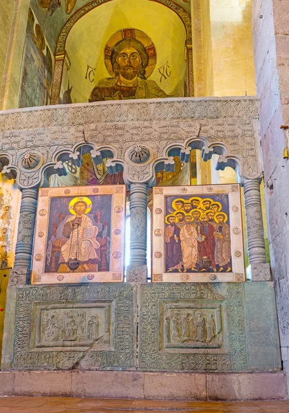 El iconostasio de la Catedral de Svetitskhoveli en Mtskheta — Foto de Stock