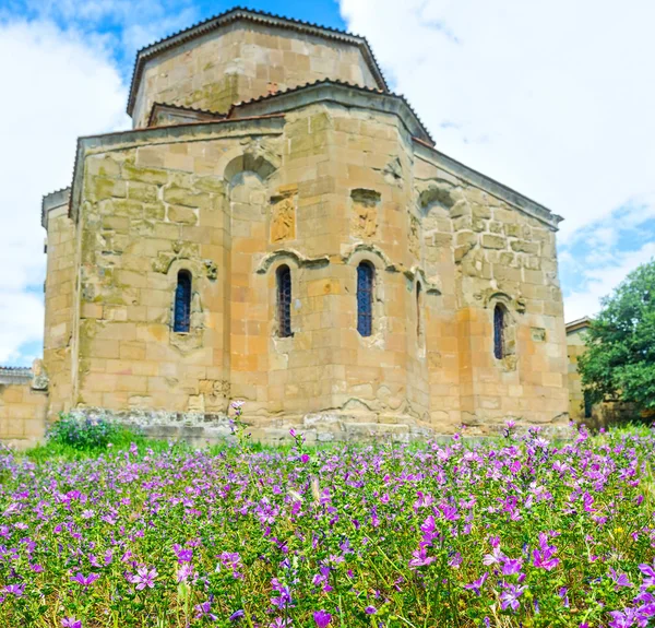 Kościół wśród kwiatów — Zdjęcie stockowe