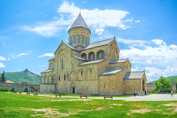 No território da Catedral de Svetitskhoveli em Mtskheta — Fotografia de Stock