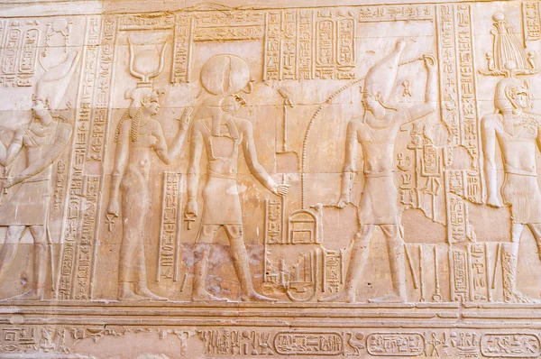 Рельефы в храме Ком Омбо — стоковое фото