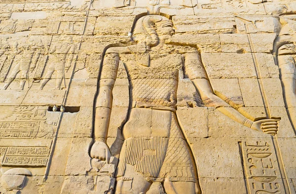 Фигура на стене храма — стоковое фото