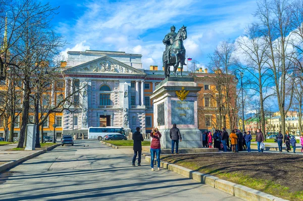 Az emlékmű Szentpéterváron a Szent Mihály kastélyban — Stock Fotó