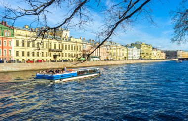 Siyah dalları ile görünüm