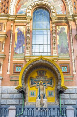 Katedralin duvarındaki Haçlı