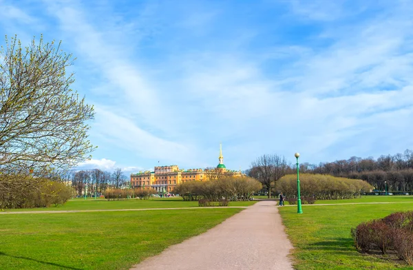 The Engineers' Castle behind the Field of Mars in St Petersburg — Stock Photo, Image