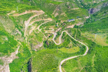 Bükülmüş dağ yolu