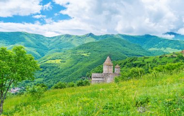Tepenin arkasındaki Manastır