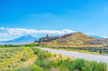 Khor Virap Manastırı'na giden yol