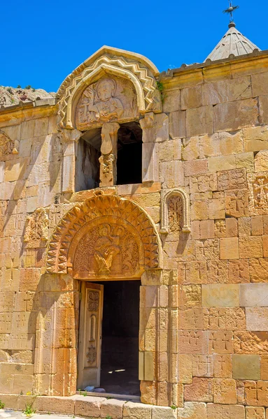 The facade of Surb Karapet Church in Noravank Monastery — Stock Photo, Image