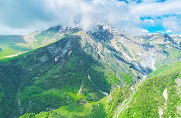 Os picos nevados do Grande Cáucaso — Fotografia de Stock