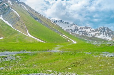 Yamaçlarda kar alanları