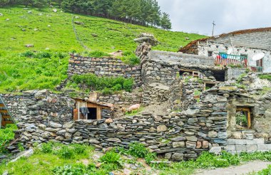 Dağ evleri kalıntıları