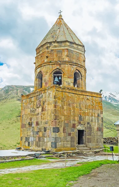 A torre sineira da Igreja Gergeti — Fotografia de Stock