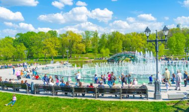 Tsaritsyno çeşmeleri etrafında banklar