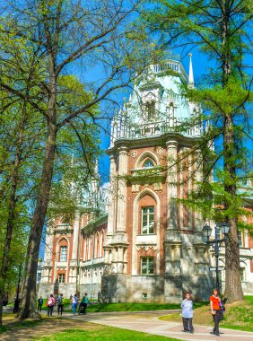 Ağaçların arasından Saray