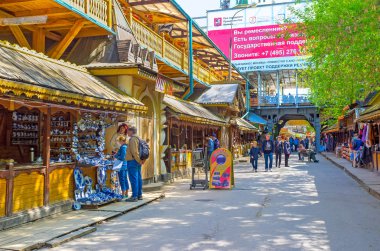 Izmailovsky pazarında Gzhel porselen