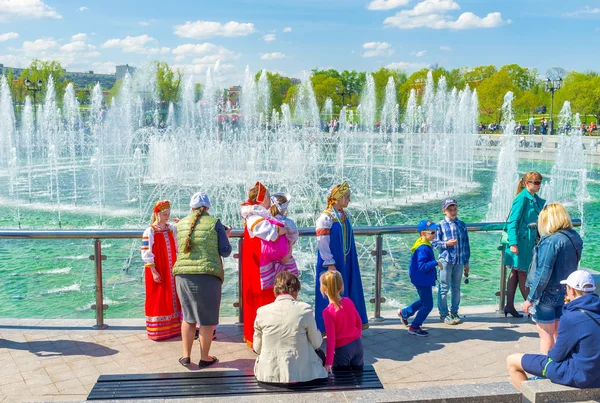 Il parco affollato di Tsaritsyno — Foto Stock