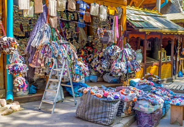 市场摊位的针织羊毛袜 — 图库照片