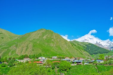 Stepantsminda'da güneşli bir gün