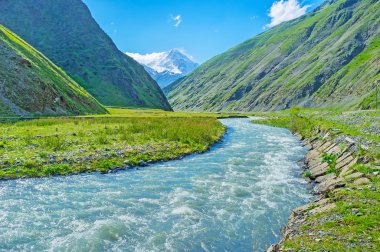 Kazbek Dağı'nın karlı zirvesi