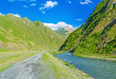 nehir kenarında yürüyüş