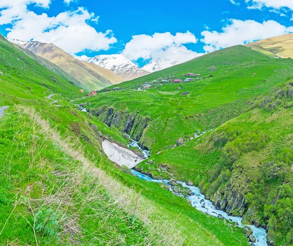 Le chemin vers Chaukhi Mountain Range — Photo