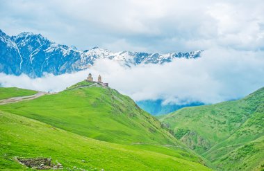 Dağlardaki beyaz bulutlar