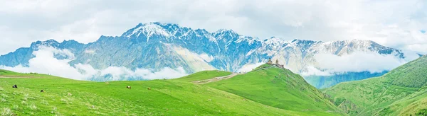 Panorama de las montañas en las nubes — Foto de Stock