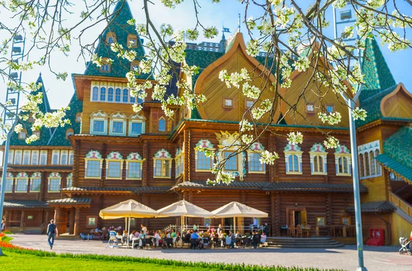 Çiçek açan dalları ile Palace