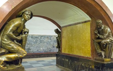 Metro sanayi işçisi heykeli