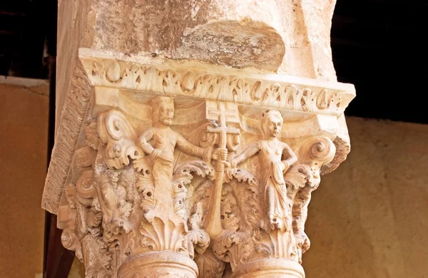 La escultura en la capital de la columna — Foto de Stock