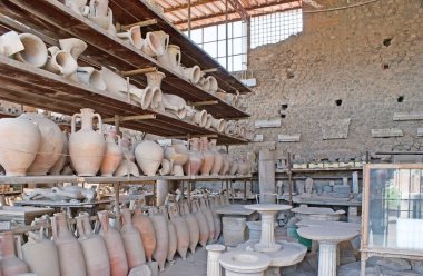 Forum tahıl ambarı Pompeii içinde amphoras