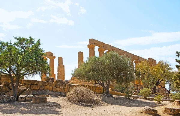 Il colonnato del Tempio di Giunone — Foto Stock