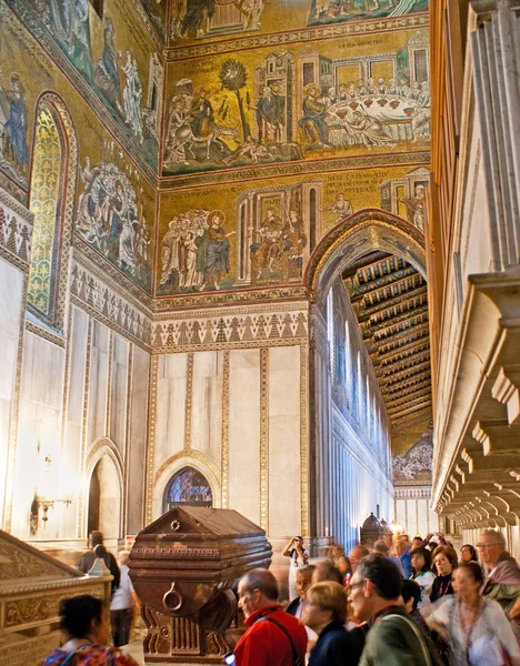 Turistas en Catedral de Monreale — Foto de Stock