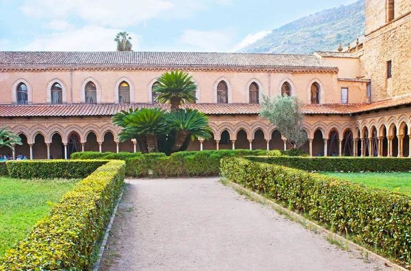 El jardín verde de la Catedral de Monreale — Foto de Stock