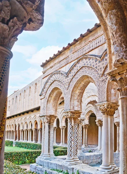 Сценическая аркада в саду монастыря Монреале — стоковое фото