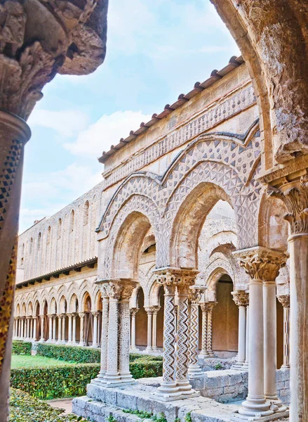 La pintoresca galería en el jardín del Claustro de Monreale — Foto de Stock