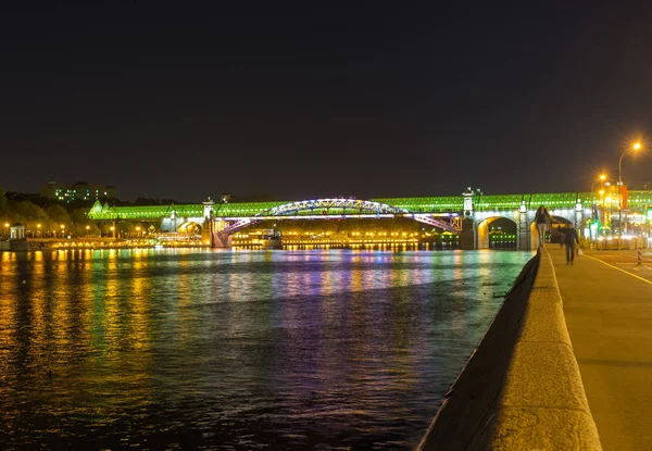 Вид на Pushkinsky мосту в Москві — стокове фото