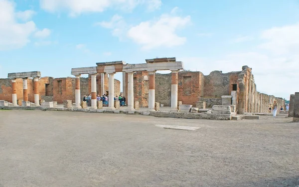 Les ruines du bâtiment Eumachia à Pompéi — Photo