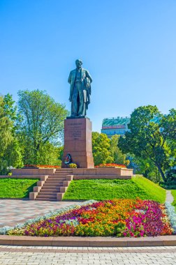 Çiçekler arasında anıt