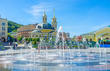 Kilisenin arkasında çeşme