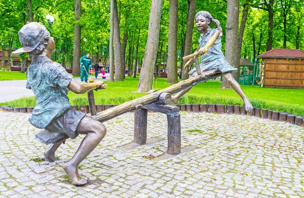 Les enfants sur une balançoire — Photo