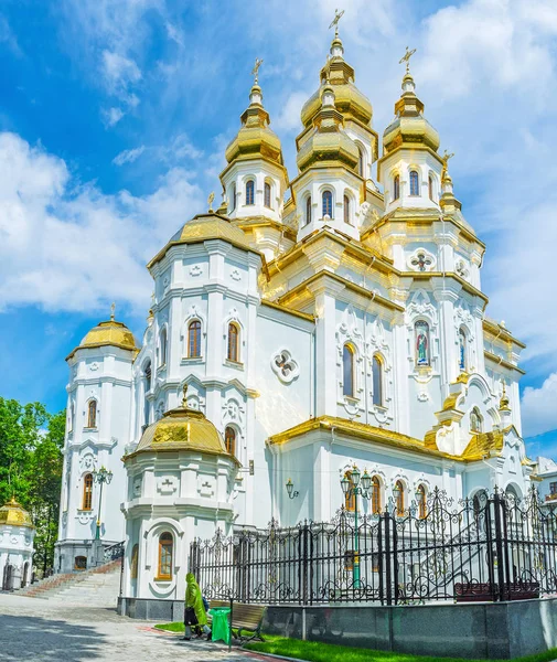 La chiesa a cupola d'oro a Kharkov — Foto Stock