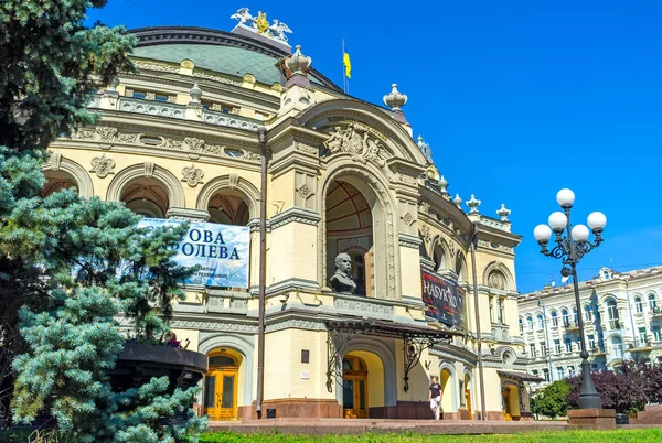 La entrada principal al Teatro de Ópera —  Fotos de Stock